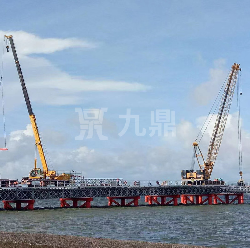 貝雷片不僅有結(jié)構(gòu)簡單的優(yōu)點(diǎn)，而且它適應(yīng)性很強(qiáng)