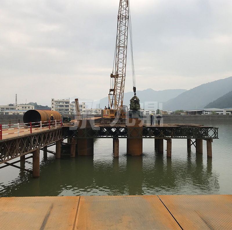   應(yīng)急貝雷鋼便橋和固定貝雷鋼便橋具有構(gòu)件少，重量輕，成本低的特點